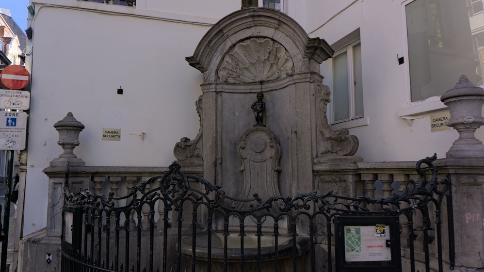 Small Manneken Pis statue